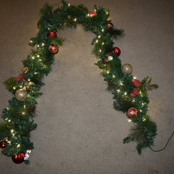 VINTAGE 8Ft Prelit Christmas Garland Pine Garland Spere Lights Berries Pinecone - Picture 2 of 15